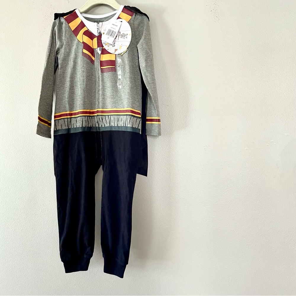 NWT Harry Potter Hogwarts Pajamas Costume 4T with detachable cape